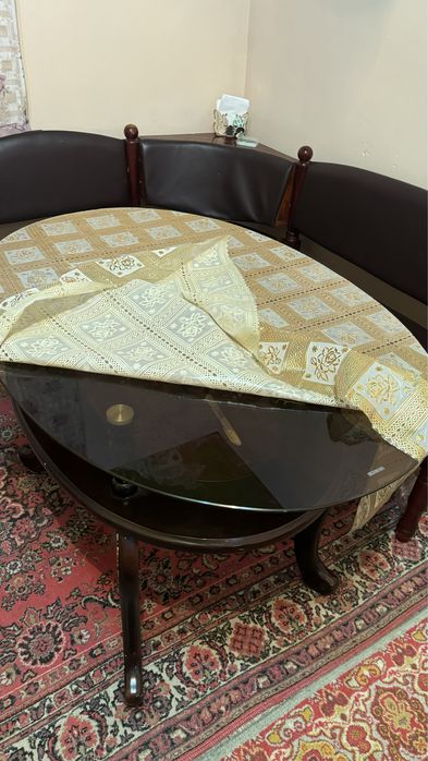 Продаю  стол с угловым диваном