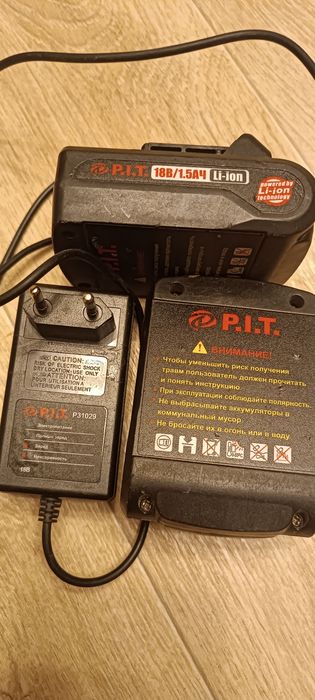 Два аккумулятора PIT и блок зарядки