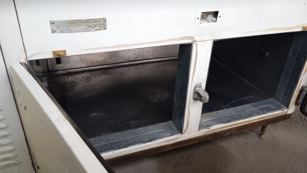 sovutgichli ish stoli sotiladi.