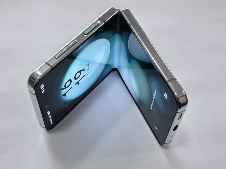 Samsung Galaxy Z Flip5 5G 256GB 8GB RAM Dual