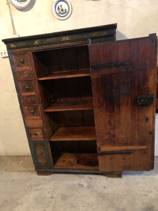 Dulap vechi de colecție