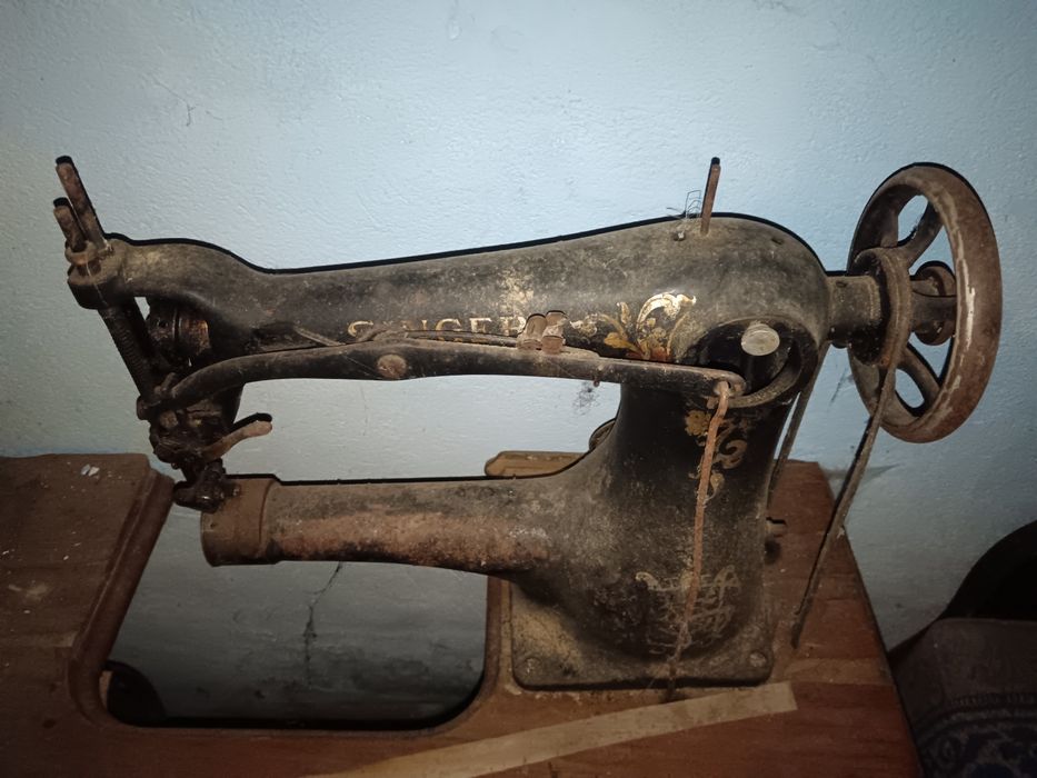 Vând mașina de cusut zinger