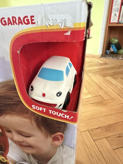 Гараж за коли с включена количка.