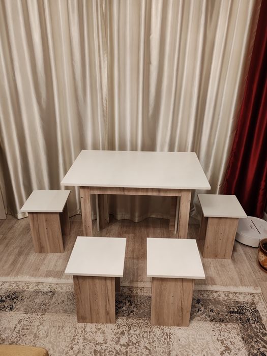 Продам стол кухонный и табуретки