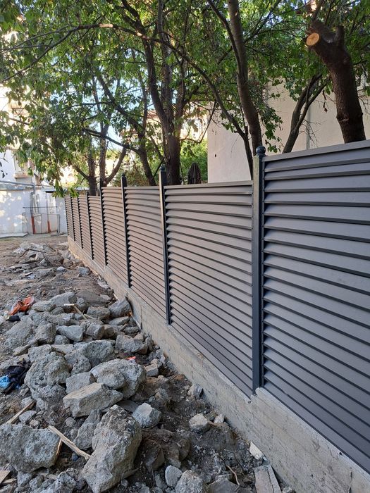 Construim garduri și porți exact după cerințele dumneavoastră (cu sau fără stâlpi de beton), cu fundație (sau fără fundație la cerere),