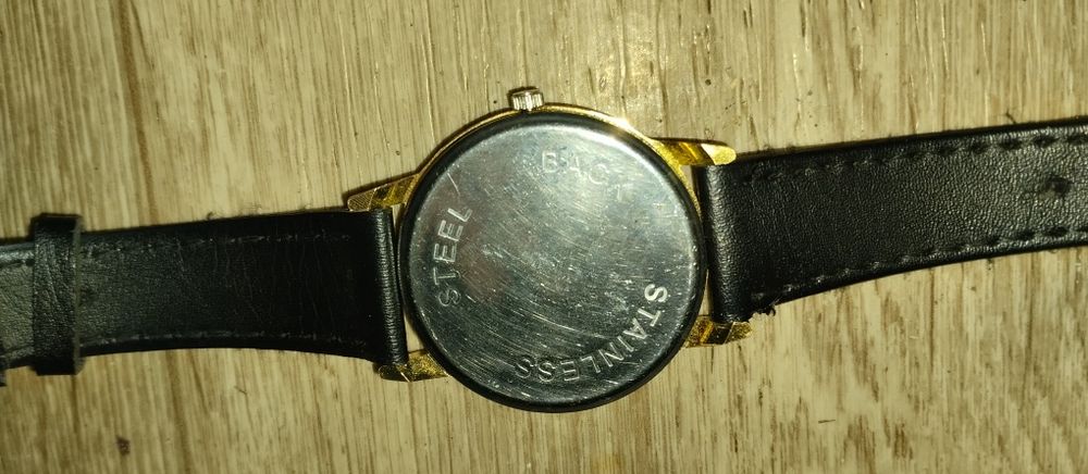 (Casio Enticer / Collection) в золотистом корпусе с белым циферблатом