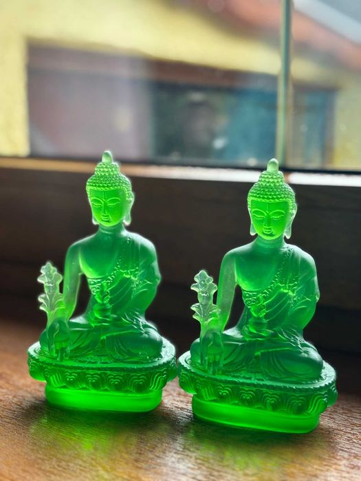 Două statuete cu Buddha al Medicinei/acrilic semitransparent/h=12,5cm.