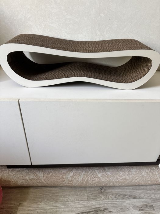 Лежанка и когтеточка два в одном для кошек