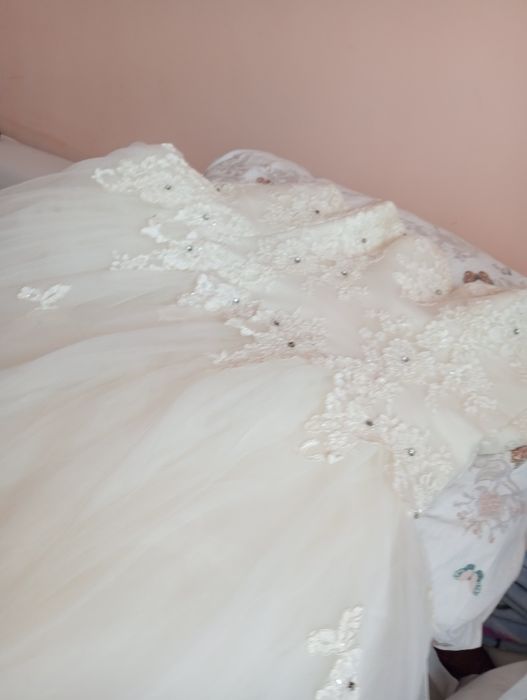 Vând genți originale piele, machiaj, creme, rochii mireasa
