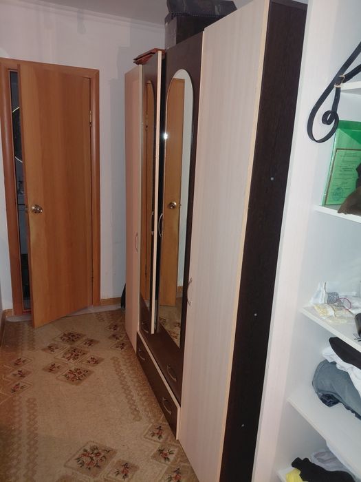 Продам шкаф средни 2 на 1.80