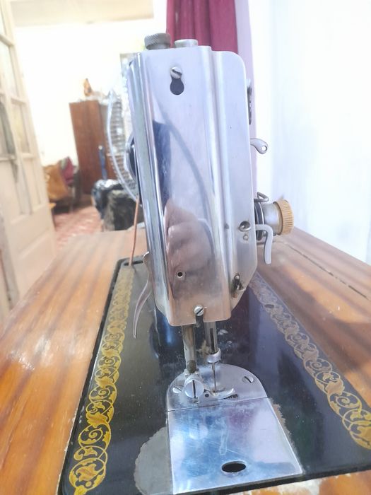 Продам швейную машинку идиалном состояние .