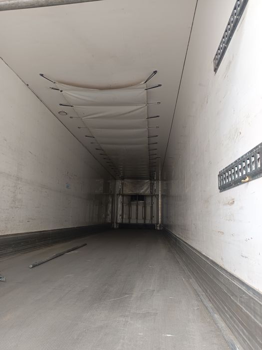 Vând semiremorca frigorifica