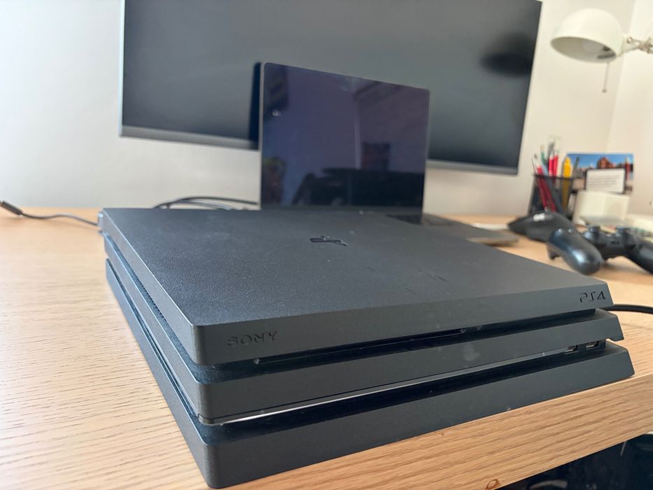 PlayStation 4 PRO 1TB + 2 jocuri, vând sau schimb