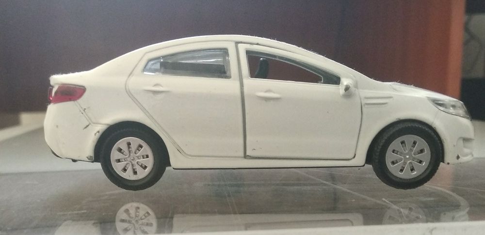 Продам металлическую машинку .