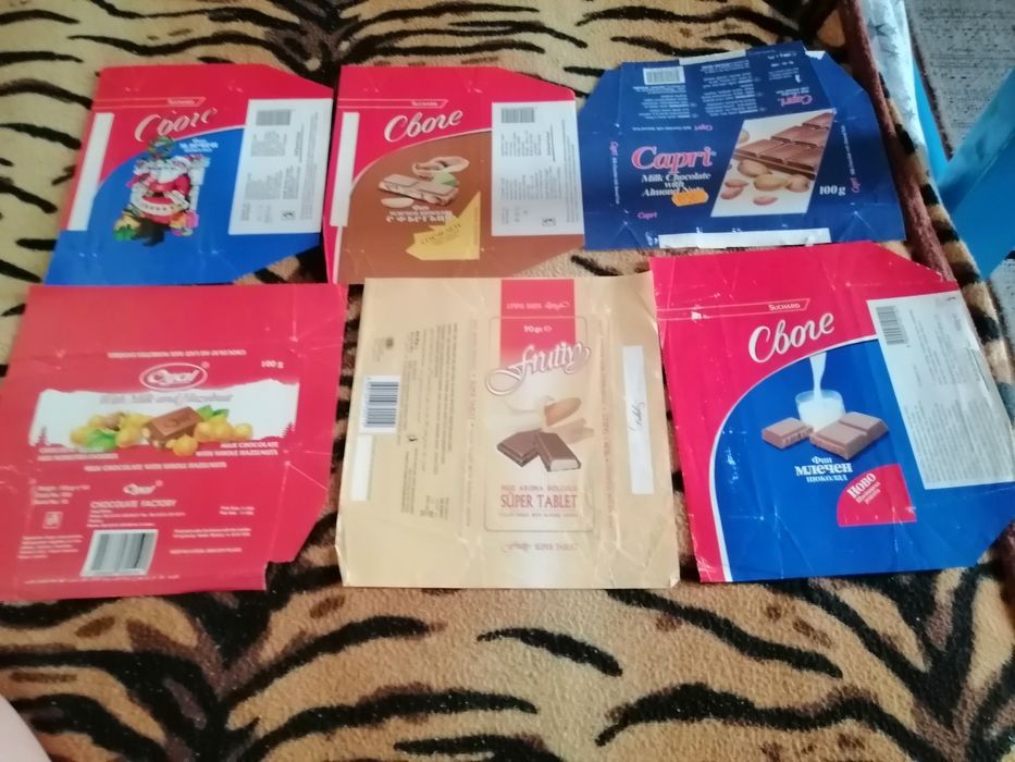 Плакати от хай клуб и опаковки от шоколади