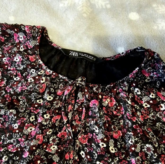 rochie vaporoasa Zara flori roz si albe pe fundal negru