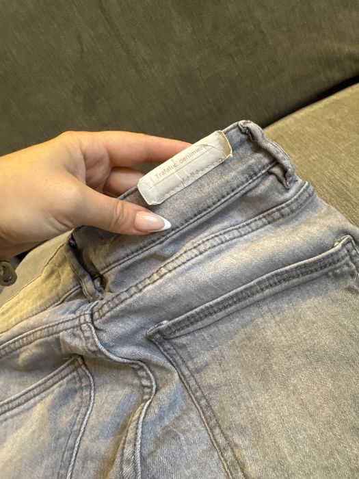 Pantaloni noi din Zara