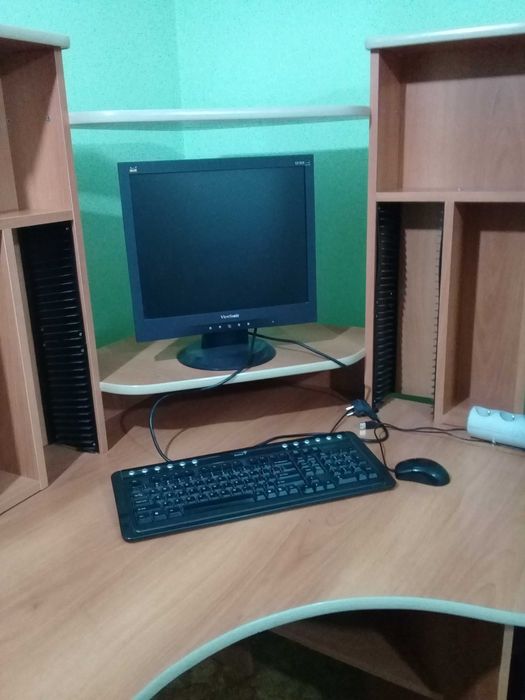 Продам стол компьютерный