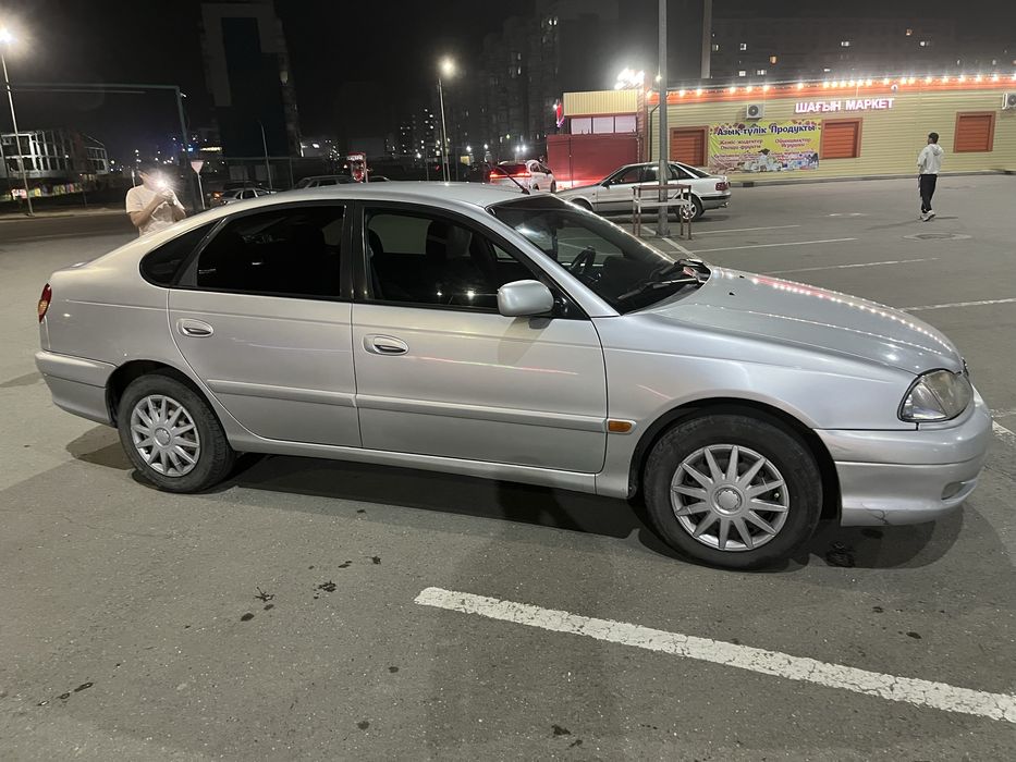 Машина Toyota Avensis