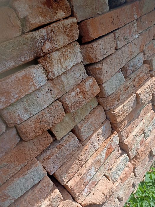 Vînd caramida foarte buna