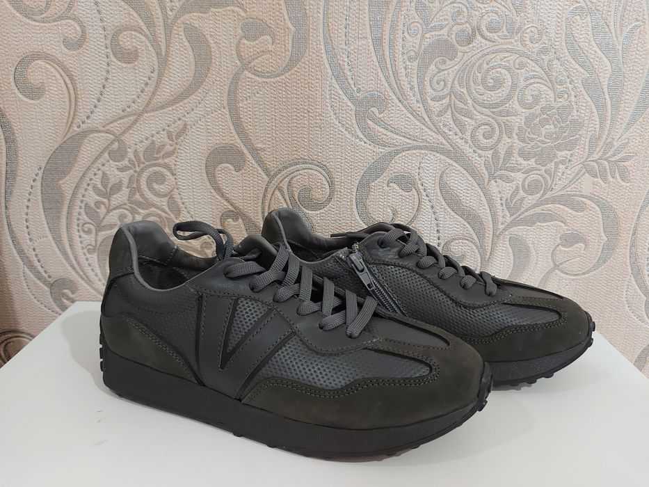 Продам кроссовки