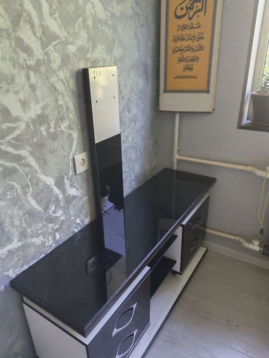 Televizor uchun padstavka, katta televizorlar uchun mos keladi