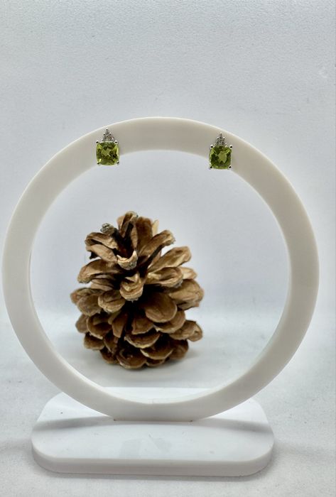 Сребърни обеци с естествен перидот