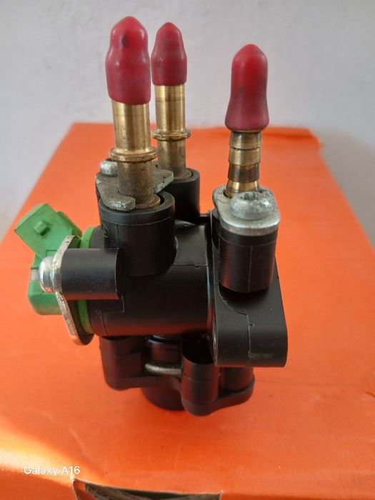 Продавам инжекцйонен колектор,Дюза и Вакум помпа.