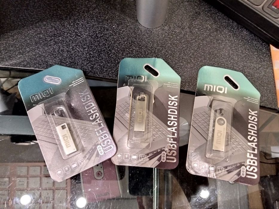 Продам USB флешки 4, 8 гб. Одним лотом более 100 штук.