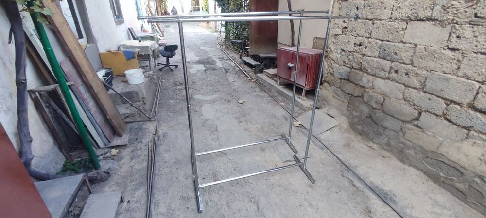 Две одинаковые никелерованные вешалки