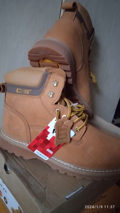 Нови мъжки обувки от естествена кожа.