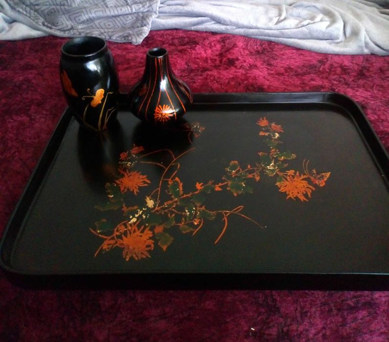 Две вази  и табла  от лак Цена за бр.