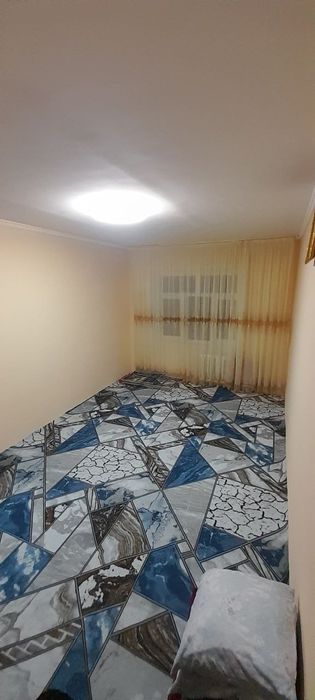 Кизларни кевартирага куяман . 2 хонали  битта хонасига куйилади.