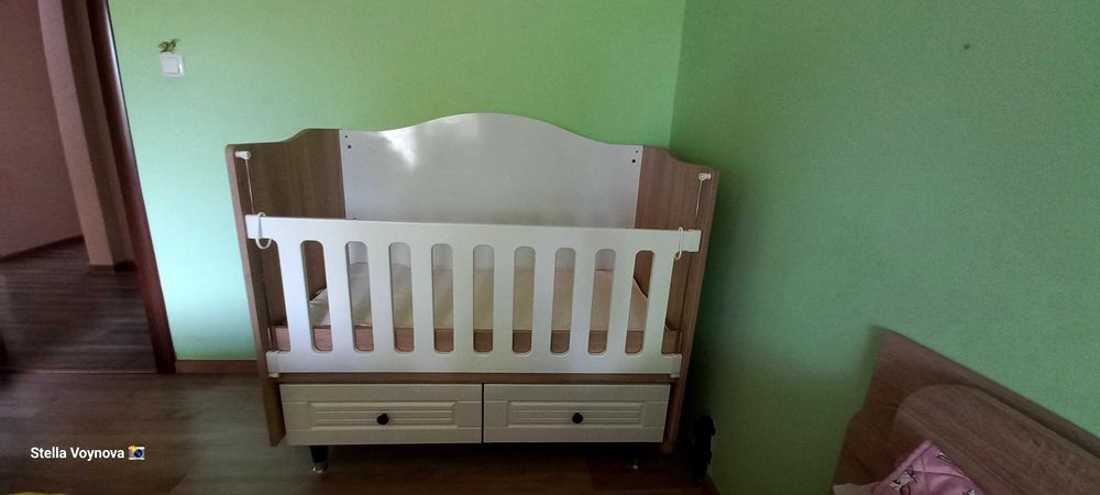 Люлееща, дървена бебешка кошара