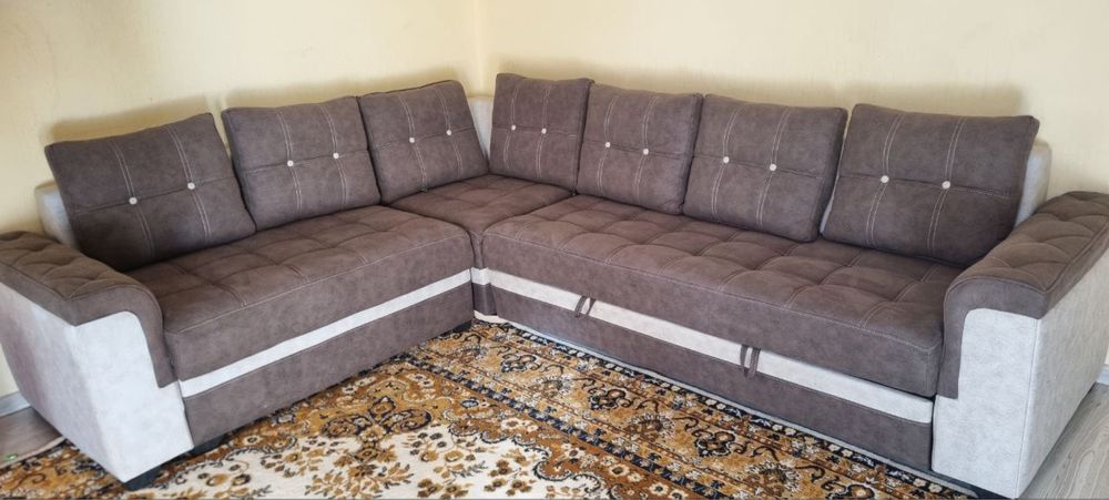 Divan ugalok dlya gpstinoy kom