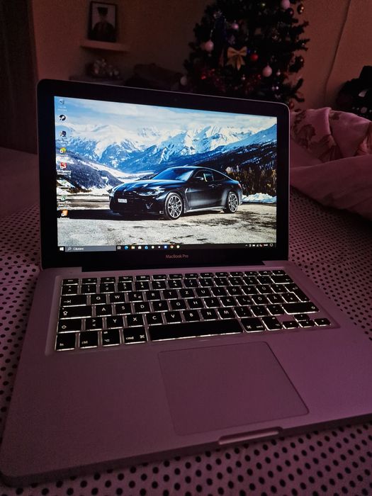 Vând MacBook Pro original, super îngrijit, cu Windows 10 Pro instalat,