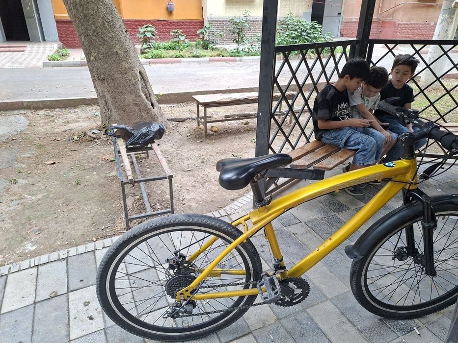 Velosiped BMW  rangi sariq