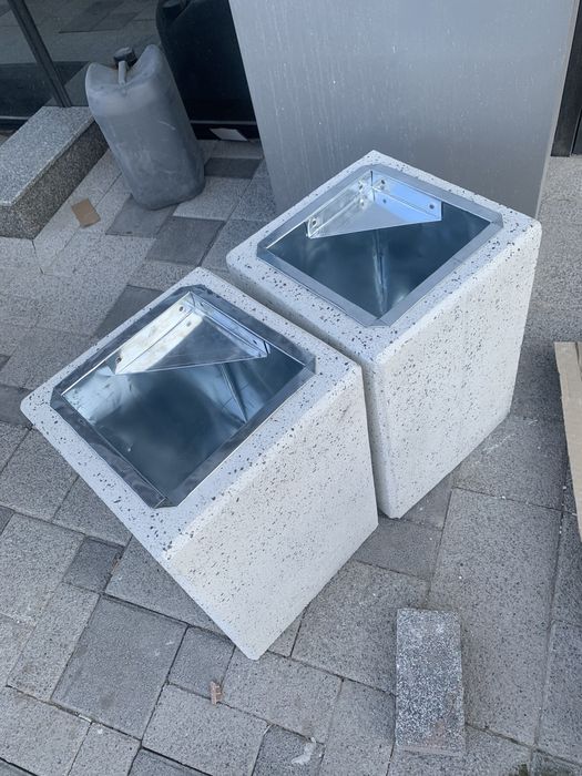 Скамейка мраморная без спинки и урна