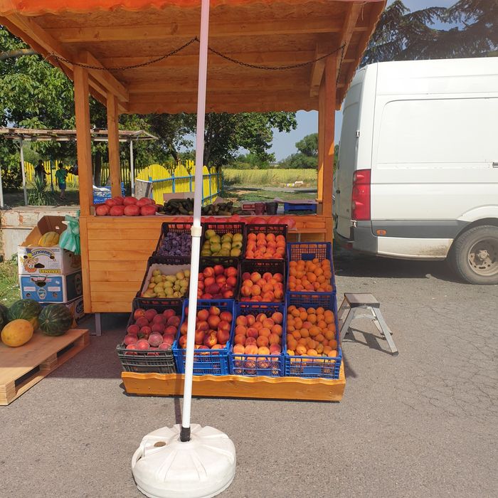 Пазарска маса метална,облечена с  дърво