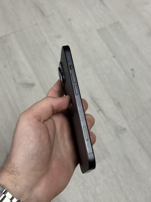 iPhone 15 / 128 GB / Baterie 82% / Negru / Zgariat / Perfect functional