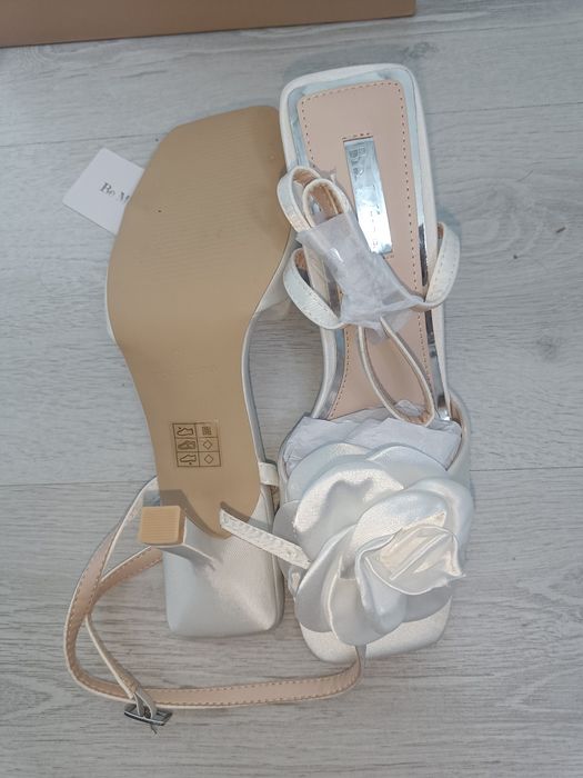 Sandale albe elegante