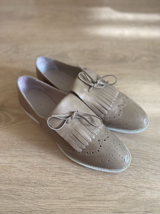 Дамски лачени обувки