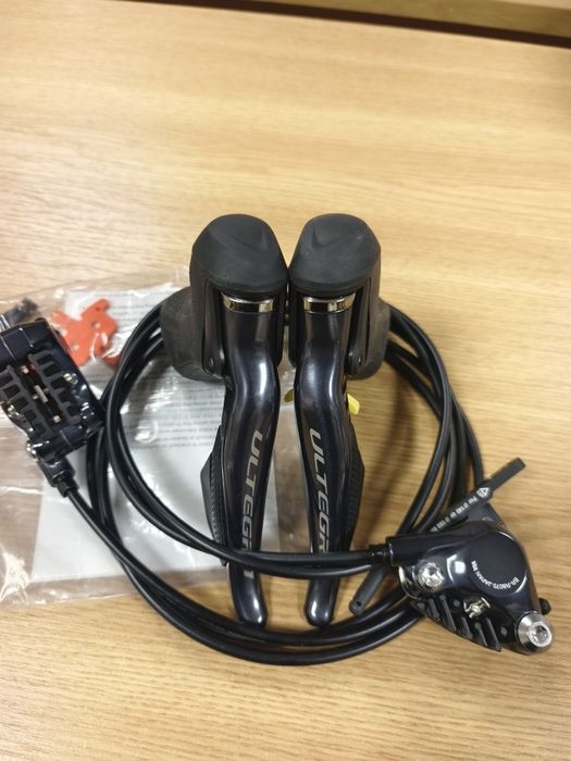 Команди Хидравлични: SHIMANO ULTEGRA Di2 ST-R8070 + BR-R8070/Комплект/