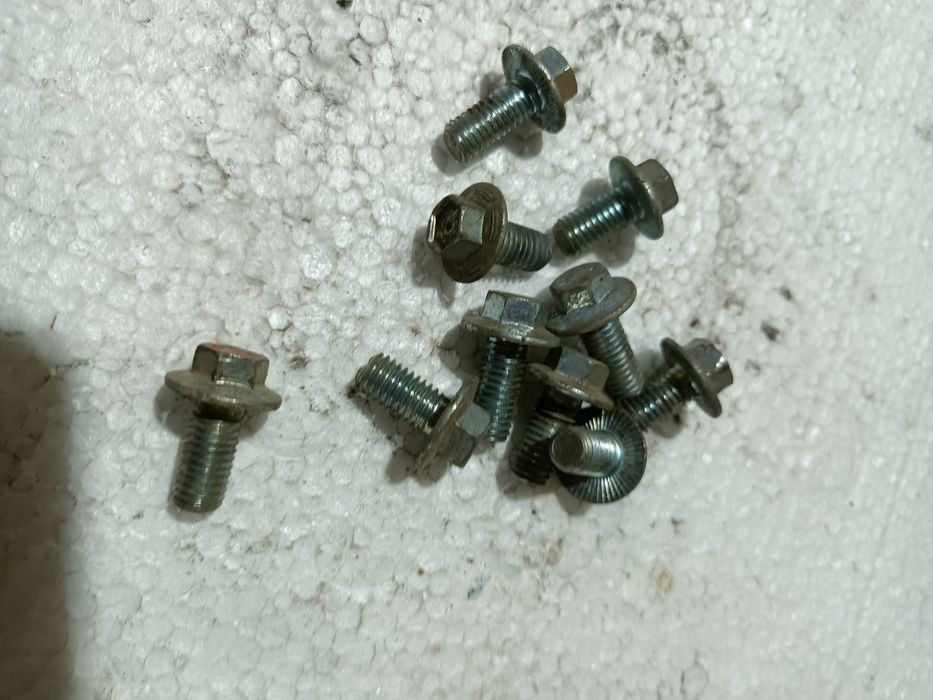 Крепежи за Мерцедес 124