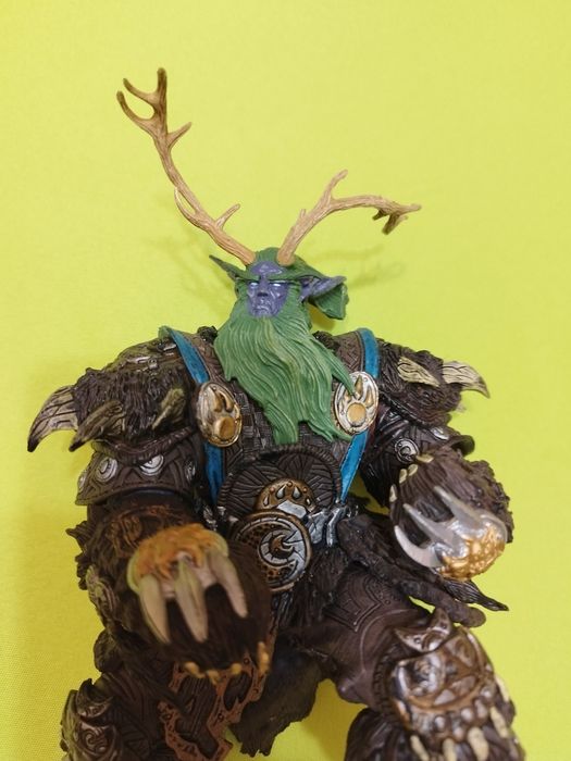 Продавам фигурка