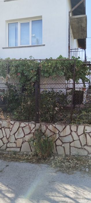 Масивна двуетажна къща в Перник Байкушева махала