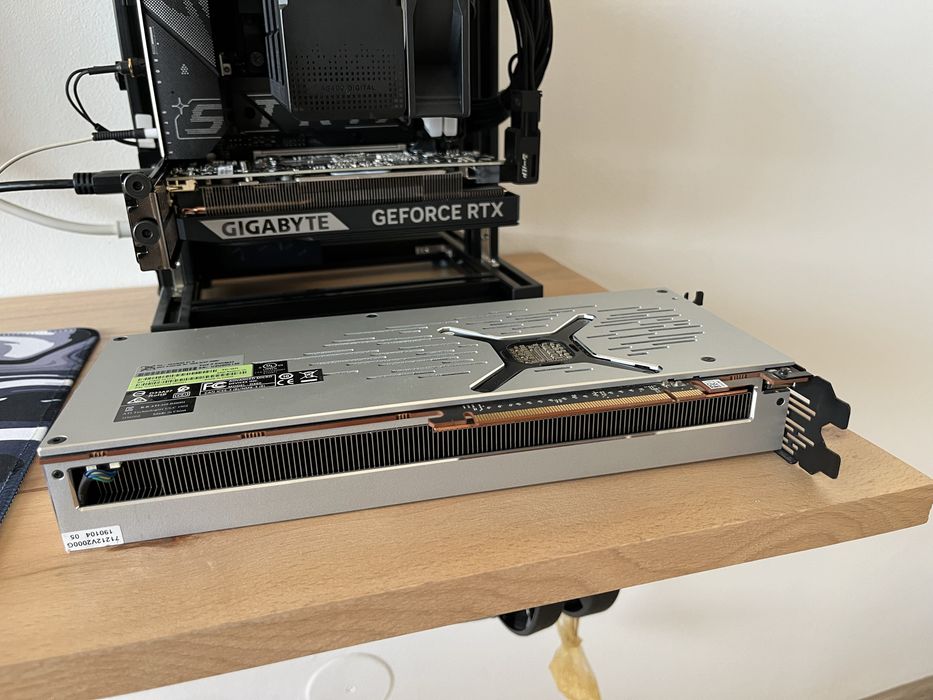 Placa Video Gaming Editare AMD Radeon VII 16GB 4096 Bit Peste RTX