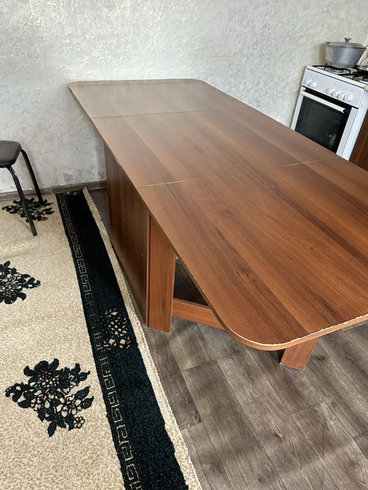 Продам стол книжку