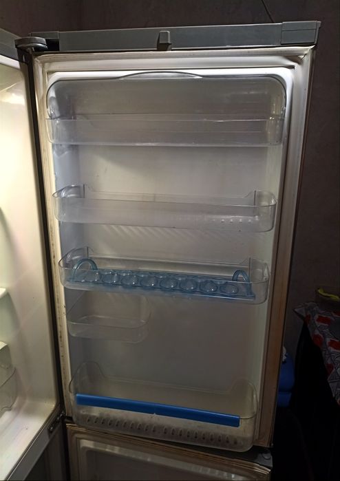 Холодильник сотилади