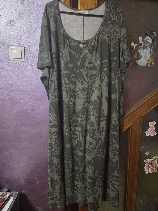 Vind rochie   de culoare  verde kaki  marimea  9xl  are un mic defect  se vede  în poza